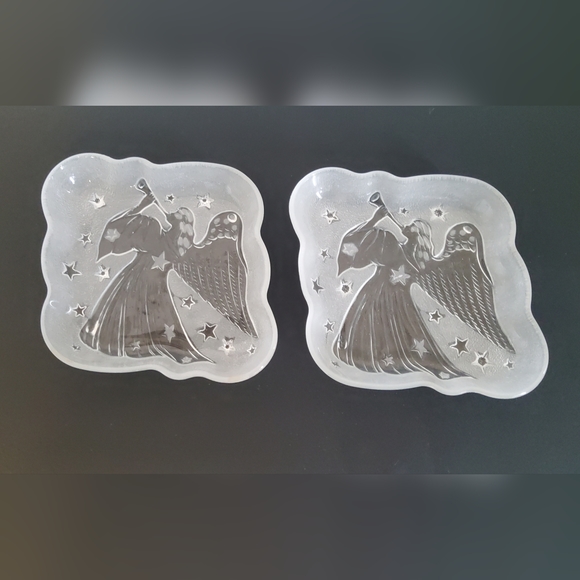 Celebrations Set of 2 Trumpeting Angel Plates - Picture 2 of 3